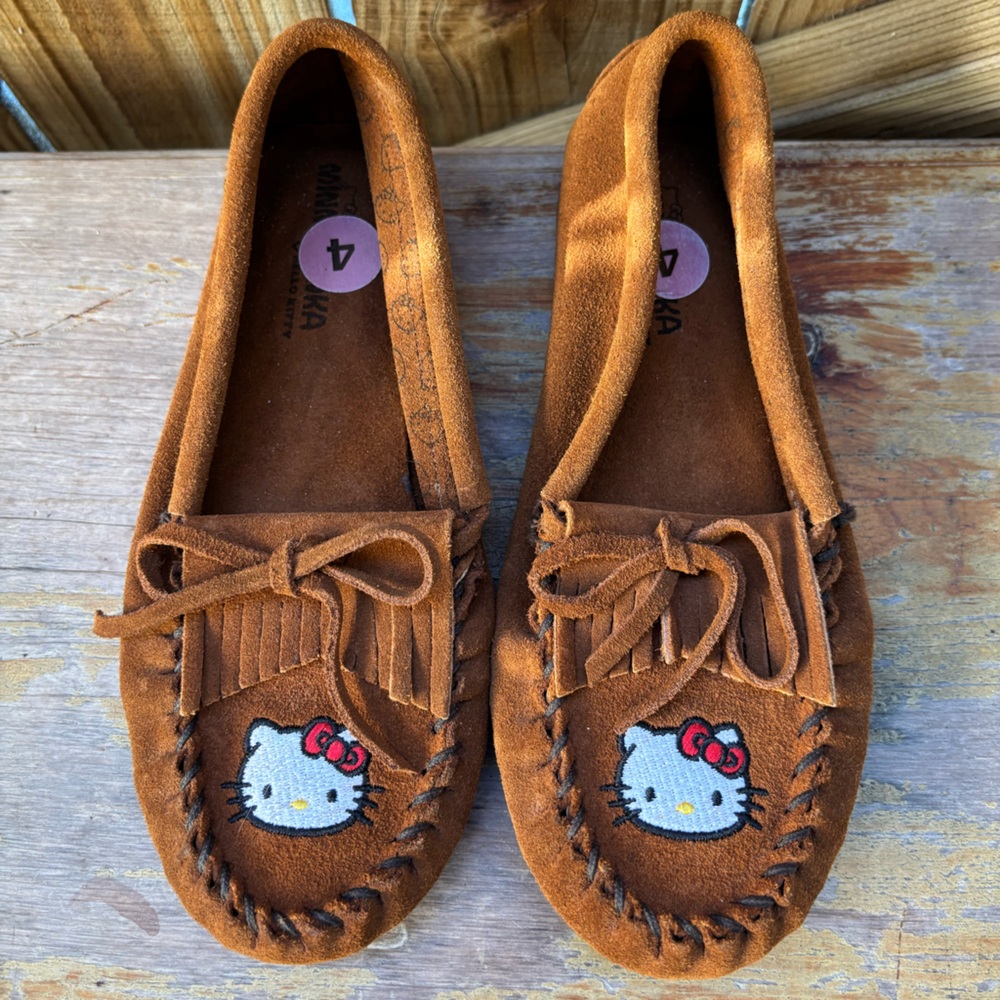 NWOT Minnetonka Limited Edition Embroidered Hello Kitty Suede Moccasins 4 Girls